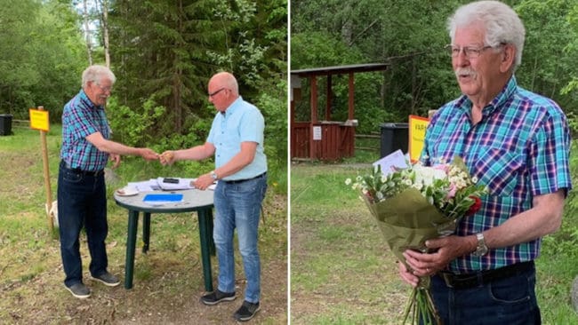 Allan Johnsson lämnar ordförandeklubban vidare till Holger Gustafsson.