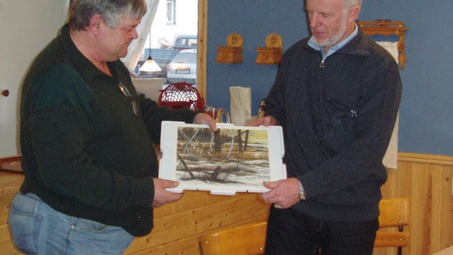 Sixten Sandberg överlämnade bland annat en tavla till Conny Sandström som tack för hans medverkan som ordförande vid årsmötet.