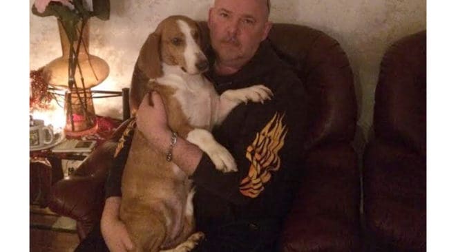 Kenneth Floge med drevern Tessy som var nära att drunkna i en isvak på lördagen.