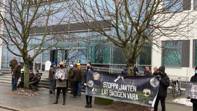 Så här ser det ut utanför Västmanlands tingsrätt klockan 08.45 den första rättegångsdagen.