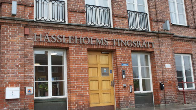 Åklagaren Lars Magnusson åkte på två bakslag. Hässleholms tingsrätt dömer den ofrivillige vargskytten som sköt Snapphanen till villkorlig dom och 25 000 kronor i dagsböter för jaktbrott av normalgraden. Mannen får dessutom tillbaka den beslagtagna studsaren.