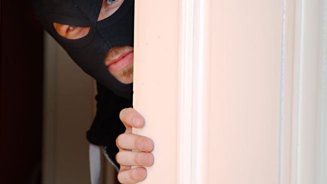 Minst två maskerade rånare tog sig in i bostaden hos ett par i 80-årsåldern i Tollarp. Gärningsmännen, klädda i vita plastoveraller, fick tag på nyckeln till vapenskåpet och tog de tre jaktvapnen som fanns inlåsta. (Arkivbild)