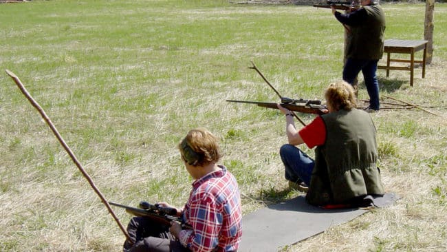 Skytte med ”fältmässigt” stöd. Tjejkurs på Jägarnas Riksförbunds Sterte jägarskola. Under ledning av Christer Holmgren och Ulla Lodesten fick de kvinnliga deltagarna träna praktiskt jaktskytte, som ökar möjligheten att klara riktiga jaktskott.