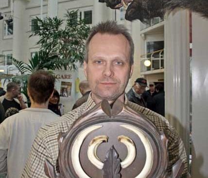 Ansvarige f&ouml;r trof&eacute;bed&ouml;mningar inom J&auml;garnas Riksf&ouml;rbund, Mikael Olsson, kan inte bed&ouml;ma vildsvinsbetar som monterats p&aring; sk&ouml;ld, s&aring; att de inte g&aring;r att ta loss. Det g&auml;ller att betarna g&aring;r att ta loss fr&aring;n sk&ouml;lden.