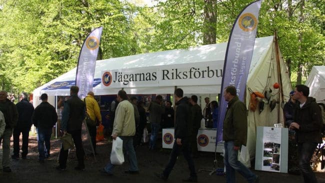 Bes&ouml;karna str&ouml;mmade till m&auml;ssan och m&aring;nga bes&ouml;kte f&ouml;rbundets monter.