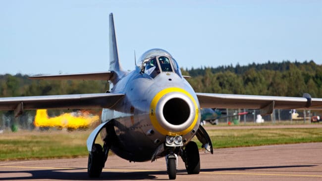 En 55-årig man är polisanmäld för att bland annat ha sålt jakt på en mark som uppgavs ha hört till den nedlagda flygflottiljen i Ljungbyhed. Mannen kan ha kommit över mer än 270 000 kronor när jägare lurats att betala för olika jaktmarker som inte finns.