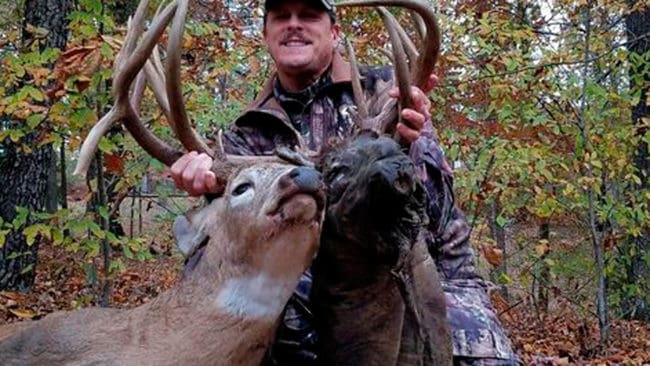 Jägaren Bob Long i USA-delstaten Kentucky sköt en hjort som såg ut att ha extra många taggar. Men han gjorde en kuslig upptäckt när han kom fram till sitt byte. Hjorten bar runt på huvudet från sin döda motståndare efter en revirstrid.