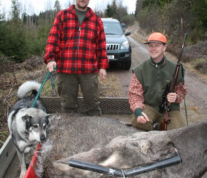Tysk &auml;lgskytt. Joachim Lucas (till h&ouml;ger) f&auml;llde i oktober en &auml;lg i V&auml;rmland, d&auml;r Jens Guttke s&auml;ljer jakt till bland annat utl&auml;ndska j&auml;gare. Jakt- och fisketurism kan r&auml;dda den svenska landsbygen, menar Hush&aring;llningss&auml;llskapet.