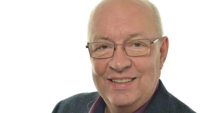 Ulf Berg, moderat riksdagsledamot, menar att det skulle lugna hundägare om vargar bar sändare med viss fördröjning, så att man kan se ungefär var de kan vara och därifrån besluta om att släppa sin hund lös.