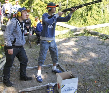 De som är yngre än 18 ska även i fortsättningen kunna använda vapen för jakt eller målskytte. Hagelskytte på JRF:s ungdomsläger vid Bocksättersbanan utanför Söderköping.