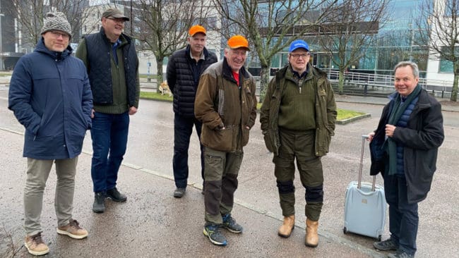 I dag fortsätter rättegången mot bland andra Karl Hedin i Västmanlands tingsrätt i Västerås. Här samtalar han med några jaktkamrater som har tagit sig dit för att ge honom sitt stöd.