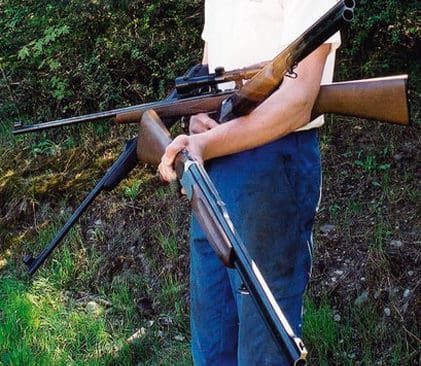 N&auml;r ytterligare en j&auml;gare som misst&auml;nkts f&ouml;r illegal vargjakt skulle f&aring; tillbaka sina sex beslagtagna jaktvapen gick det inte. Vapnen har f&ouml;rsvunnit hos polisen. J&auml;garen blev h&auml;nvisad till fyra olika polisstationer utan att f&aring; besked var hans vapen finns. (Arkivbild)