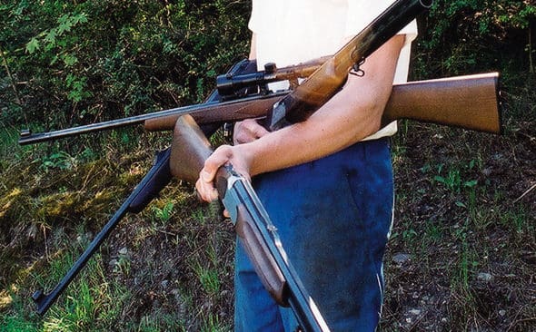 Vapenk&ouml;pen fullf&ouml;ljs inte. &rdquo;Snart m&aring;ste personal s&auml;gas upp&rdquo;, skriver&nbsp;branschf&ouml;retr&auml;dare. De sl&aring;r larm om de l&aring;nga handl&auml;ggningstiderna f&ouml;r vapenlicenser, som ger m&aring;ngmiljonsm&auml;llar f&ouml;r vapenhandlarna.