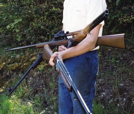 En vanlig jägare kan ha svårt att få tillstånd för de jaktvapen som behövs även om han eller hon är laglydig. Är det då rimligt att någon som sålt vapen illegalt ska få tillstånd som vapenhandlare?