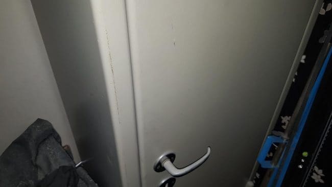 Det mer än 150 kilo tunga vapenskåpet släpades ut ur lägenheten i Arvika och dumpades sedan av tjuvarna i källaren på en fastighet i grannskapet.