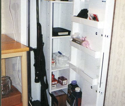 Att utan tillst&aring;nd f&ouml;rvara vapen i en annans vapensk&aring;p kan f&aring; &ouml;desdigra konsekvenser. Det vet nu tv&aring; syskon. De f&ouml;rlorar sina vapenlicenser sedan de f&ouml;rvarat sina vapen i pappans sk&aring;p.
