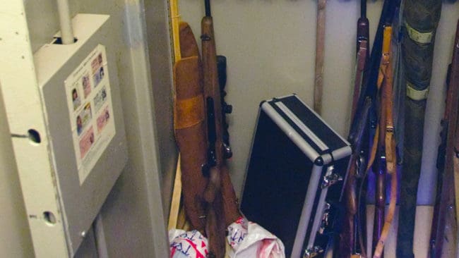 På tisdagen gjordes två inbrott i Västerås i bostäder med vapenskåp. I ett fall stals jaktvapen, men polisen kan ännu inte säga om det finns ett samband mellan inbrotten. (Arkivbild)