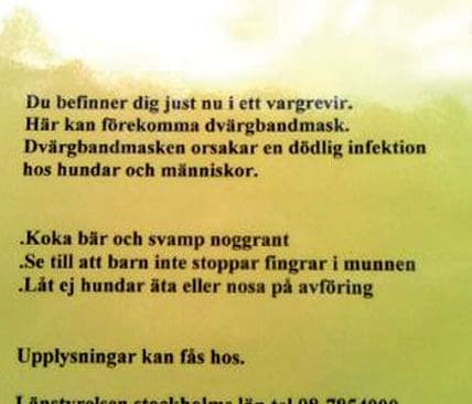 Skyltarna om dv&auml;rgbandmask har satts upp inom vargreviret Riala utanf&ouml;r Norrt&auml;lje, men det &auml;r inga myndigheter som st&aring;r bakom varningarna.
