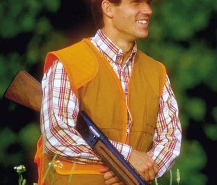 Nu kommer krav på att jägare även i Sverige ska tvingas bära varningsvästar under jakt.