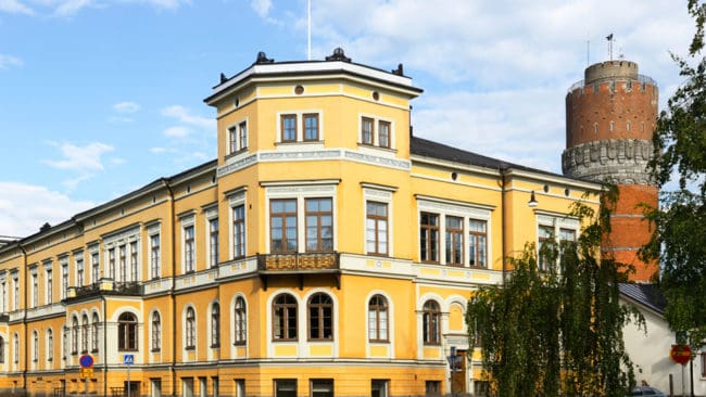 Två kommuner i Österbotten bekostar busstransporter till Vasa på måndag där det arrangeras en vargprotest. Cirka 1 000 personer väntas delta i demonstrationen mot vargläget i västra Finland.