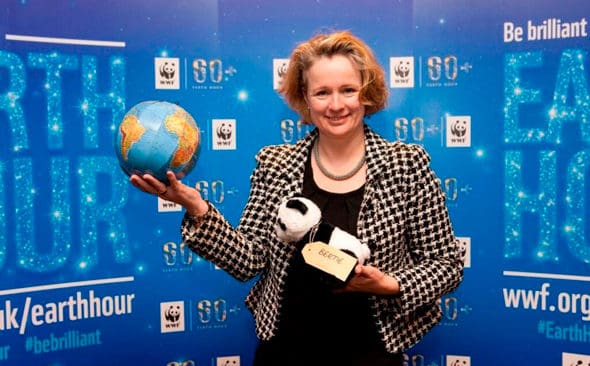 Den konservativa, brittiska EU-politikern Vicky Ford håller även det kommande vapendirektivet i sin hand. Nu vädjar hon om att få in förslag om förbättringar av förslaget istället för hot.