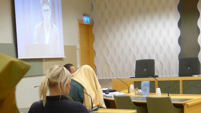 Kammaråklagare Lars Magnusson vill inte kommentera att industriledaren som misstänks för illegal vargjakt övervakades av en specialgrupp Noa-poliser i cirka två år innan de slog till den 26 oktober. Bilden är från tingsrätten i Västerås, när den som var med industrimannen i jaktmarken och spanade efter varg den 26 oktober senare häktades. Åklagaren syns på en videolänk från Malmö.