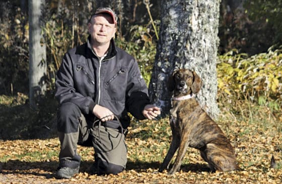 Efter godkänt spårprov med björndel i Torntorp, Värmland. Ägare/förare Mikael Edvardsson med plotthunden SEV(björn)CH Kolmarkens Sally "Tora".