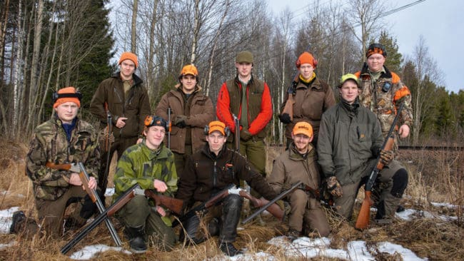 Viltvårdselever på Forshaga efter en klappjakt på räv. Inriktningen mot naturturism gör att viltvårdsprogrammet både kan bli kvar och utvecklas, tror skolchefen.