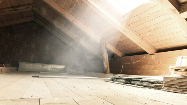 En nybliven villaägare hittade fem jaktvapen i en sopsäck på vinden på huset denne köpt. (Arkivbild)
