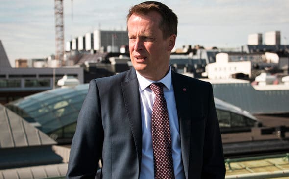 Oavsett hur det blir med ett EU-förbud mot halvautomatiska studsare ska det inte gälla dem som redan fått licens är budskapet från inrikesminister Anders Ygeman om EU:s vapendirektiv.