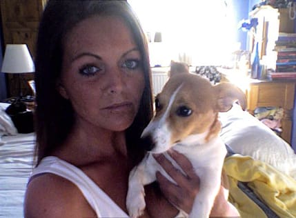 Vargen marscherade rakt emot Zandra och Tindra och en annan&nbsp;man och hans hund. En bilist hade stannat och i hennes bil s&ouml;kte de tv&aring; hund&auml;garna och deras hundar skydd.