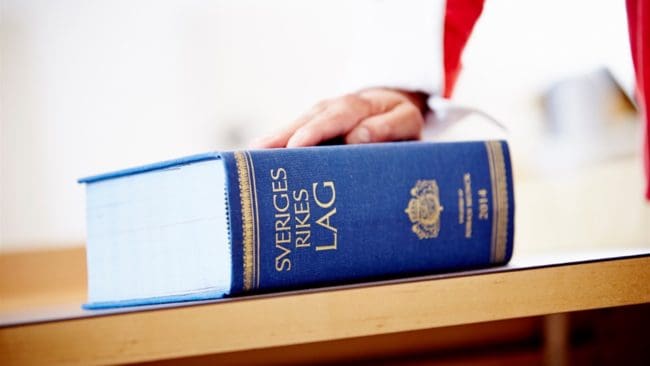 Förvaltningsrätten har sagt nej till en tidigare ansökan om skyddsjakt på varg. Nu ansöker djurhållaren ännu en gång.