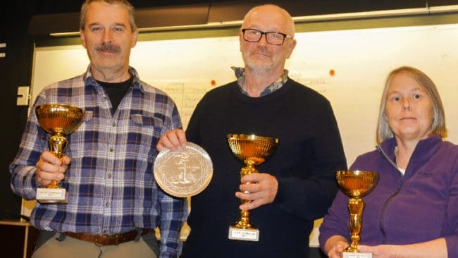 Stolta hundägare är från vänster andrapristagaren Peter Jonsson, Buskuddens Tulikki, segraren Kjell Sundvall, Tukkikankaan Nikko, och trean Elisabeth Laestander, Skarjaks Guld Stina.