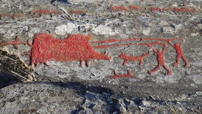 Hällristning från bronsåldern föreställande vildsvinsjakt.