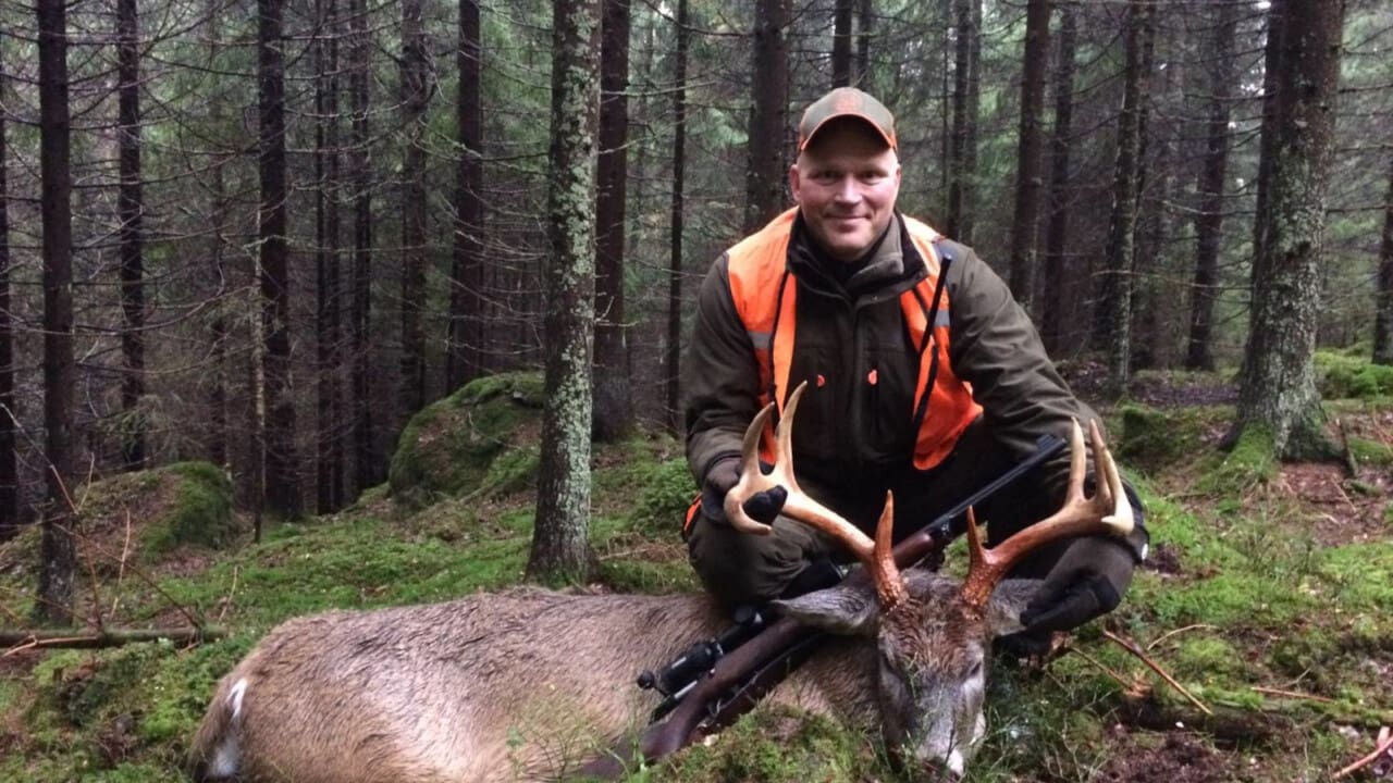 Anders Lindström med en fälld vitsvanshjortsbock, vid Gullö i Finland.