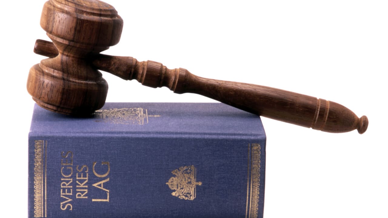 lagbok och domarklubba