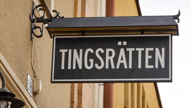Skylt där det står Tingsrätten