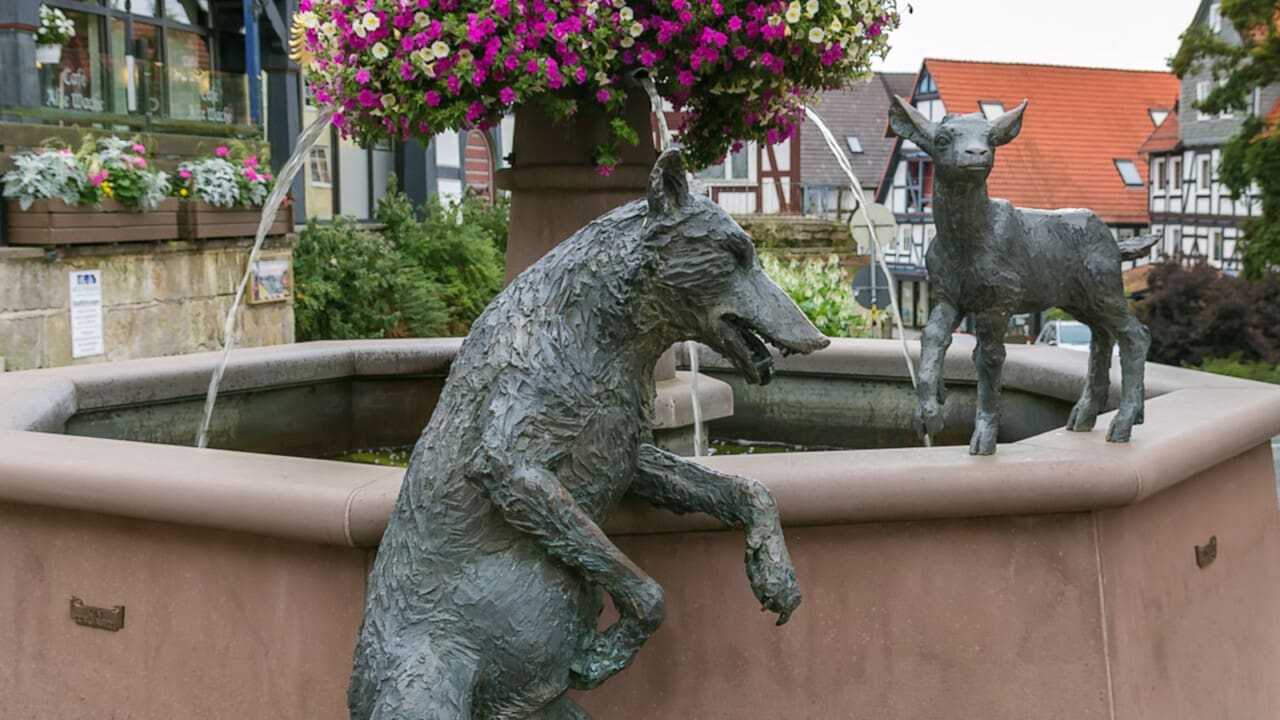 staty i tyska Wolfhagen föreställande varg och kid.
