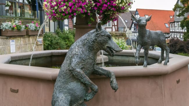 staty i tyska Wolfhagen föreställande varg och kid.